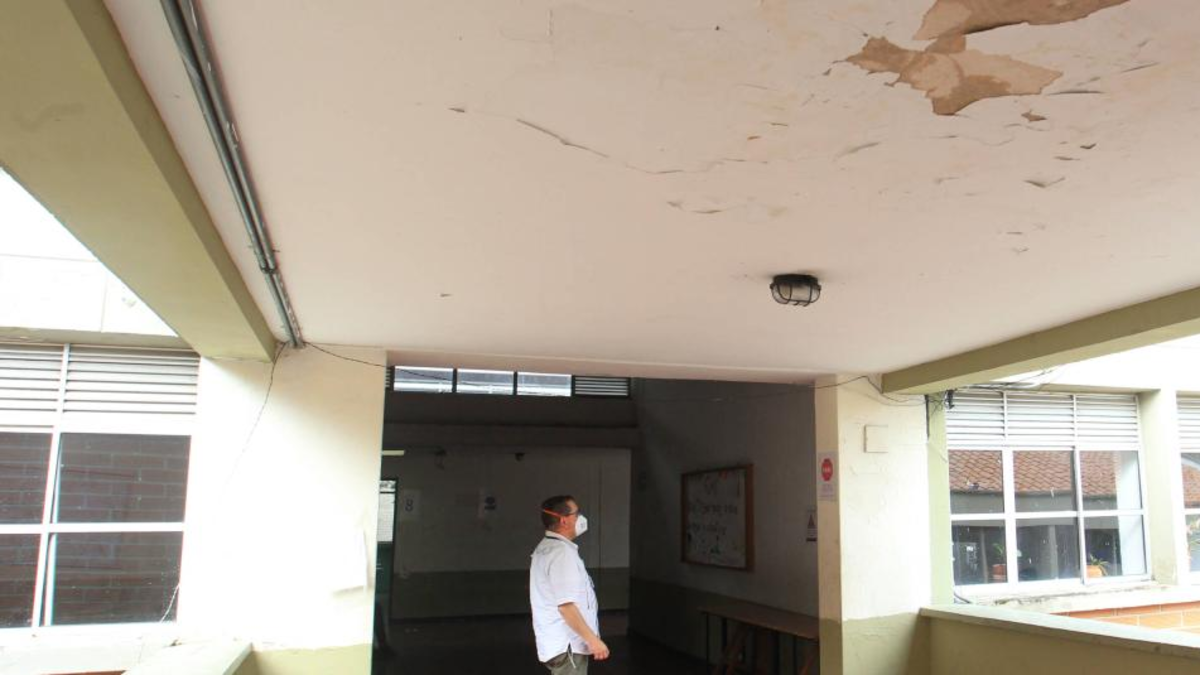 Las escuelas se caracterizan por cierto grado de deterioro físico y deficiencias tecnológicas.
 – Primer plano