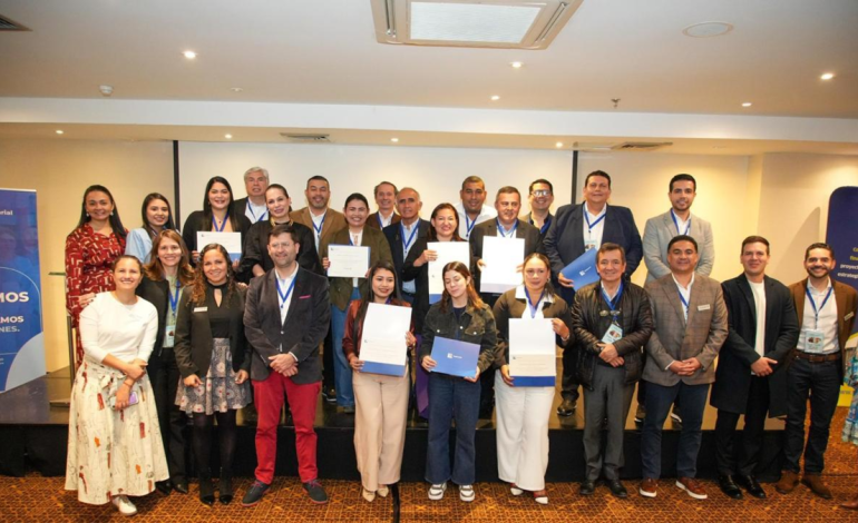 Administración pública y liderazgo – 144 alcaldes y secretarios de país fueron capacitados en estos dos temas
 – Primer plano