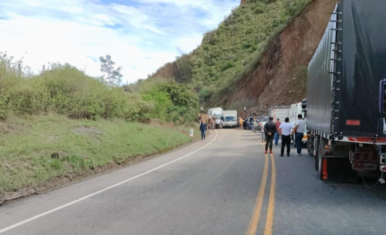 Autoridades cerraron la Carretera Panamericana entre Pasto y Popayán por la caída de piedras gigantes por una fuerte ola invernal
 – Primer plano