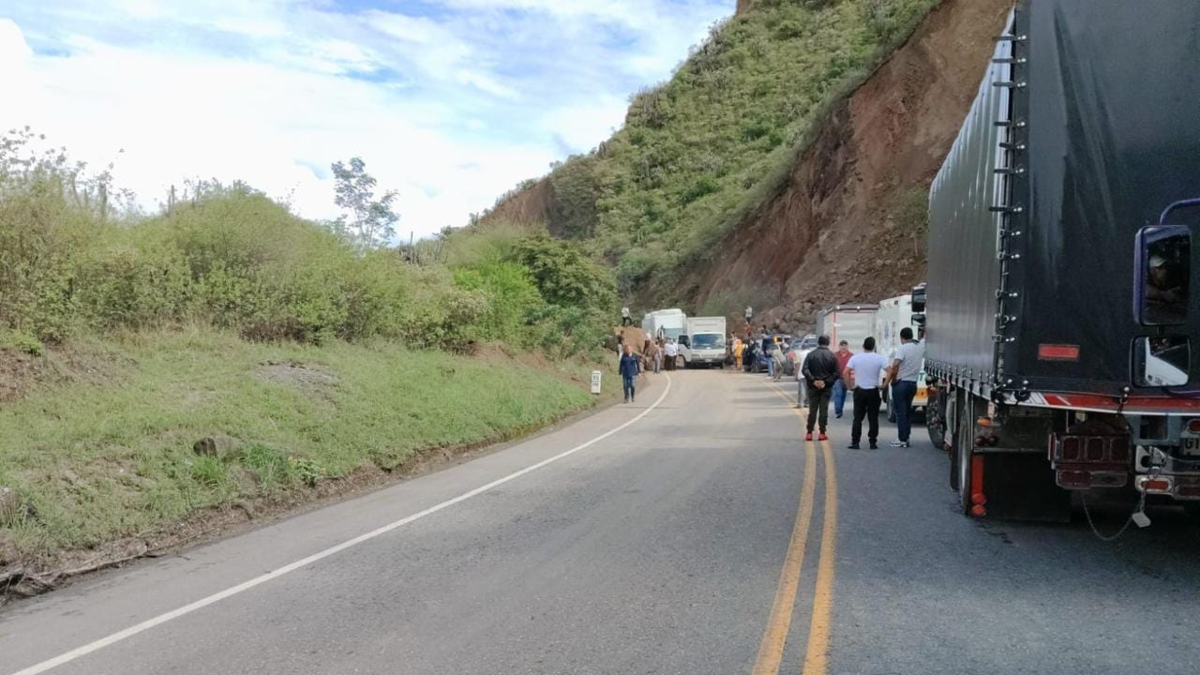 Autoridades cerraron la Carretera Panamericana entre Pasto y Popayán por la caída de piedras gigantes por una fuerte ola invernal

 – Primer plano
