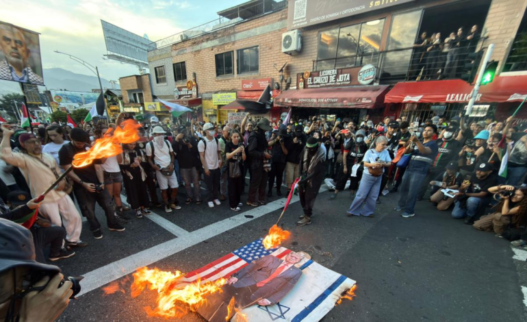 Cierre de la carretera y ardor de la bandera

 – Primer plano