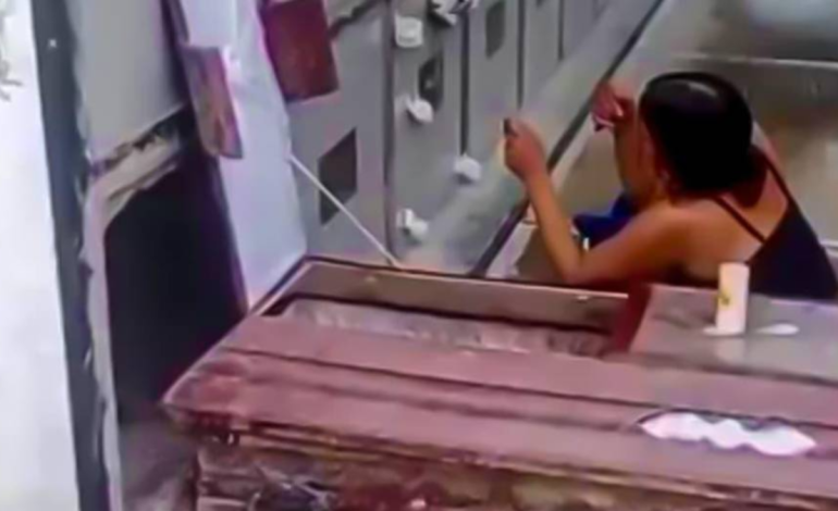 Confusión en Santander por una mujer que profanó una tumba para bañar a los muertos
 – Primer plano