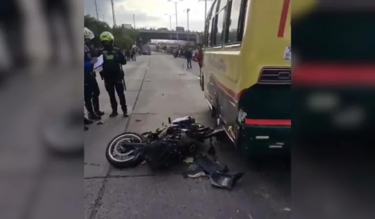 Muere un motociclista tras accidente con un autobús y un remolque
 – Primer plano