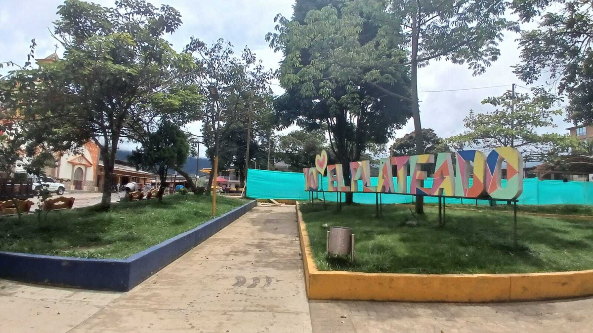 Explosiones provocadas por un nuevo ataque con drones de disidencias de las Farc matan a ocho civiles, entre ellos cuatro niños, en El Plateado, Cauca
 – Primer plano