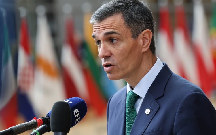 Detenidos dos jóvenes hackers por filtrar información personal sobre el presidente Pedro Sánchez
– Primer plano