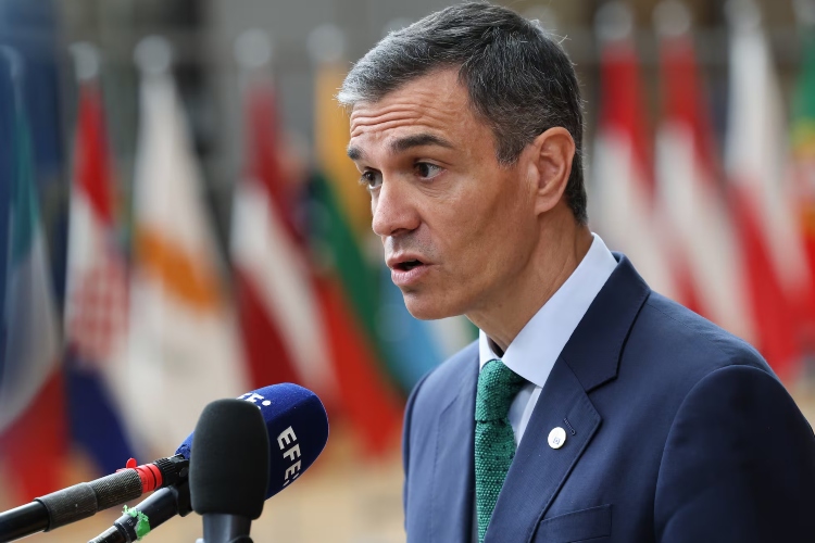 Detenidos dos jóvenes hackers por filtrar información personal sobre el presidente Pedro Sánchez

 – Primer plano