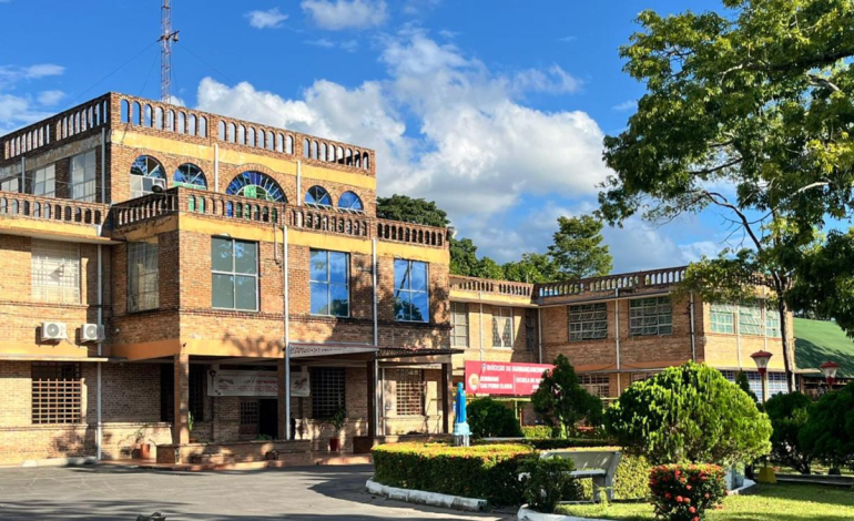 No podrás graduarte con tus compañeros
 – Primer plano