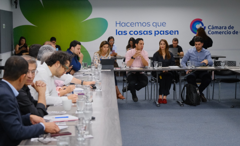 Protestas de sindicatos y congresistas contra el presidente Petro en relación con el proyecto en espera de la firma de un acuerdo.
 – Primer plano