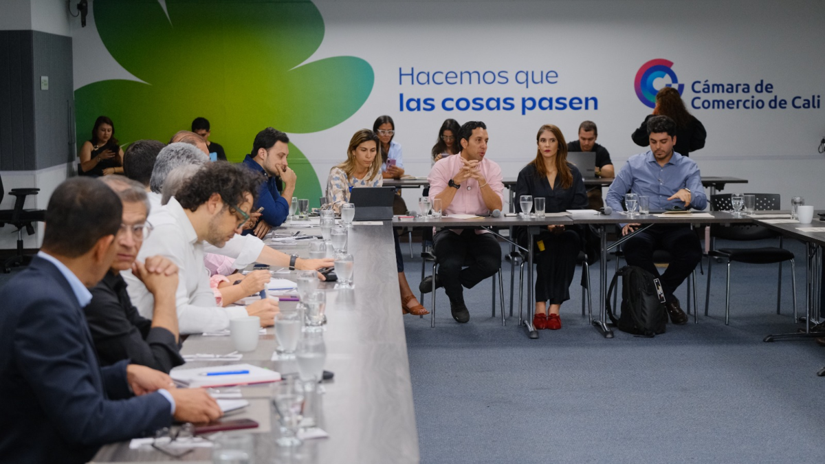 Protestas de sindicatos y congresistas contra el presidente Petro en relación con el proyecto en espera de la firma de un acuerdo.
 – Primer plano