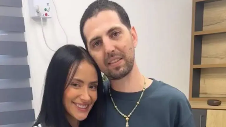 Primera foto de Elkana Bohbot con su esposa tras ser liberado por Hamás

 – Primer plano