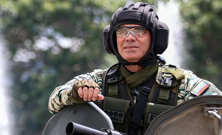 Vladimir Padrino López: el general que mantiene el poder militar de Nicolás Maduro en medio de tensiones con Estados Unidos.
– Primer plano
