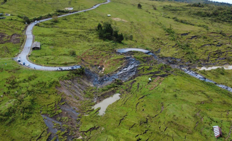 Los gremios convocan tras un desprendimiento de tierra que destruyó una carretera y dejó un enorme cráter entre Landázuri y Barbosa, en Vélez (Santander): 25 caminos cortados

 – Primer plano