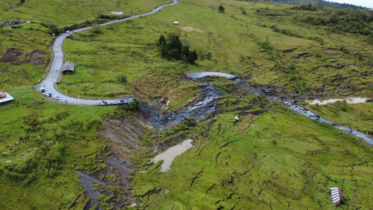 Los gremios convocan tras un desprendimiento de tierra que destruyó una carretera y dejó un enorme cráter entre Landázuri y Barbosa, en Vélez (Santander): 25 caminos cortados

 – Primer plano