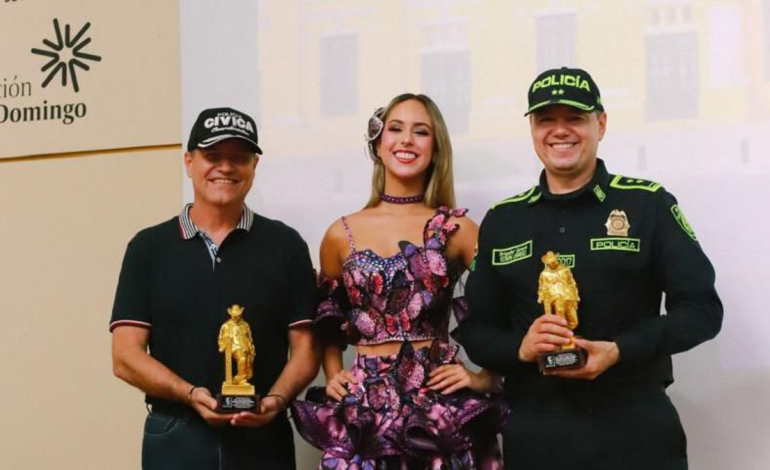 La Reina del Carnaval 44 entrega la condecoración «Joselito Carnaval» a los directivos de la Policía Nacional

 – Primer plano