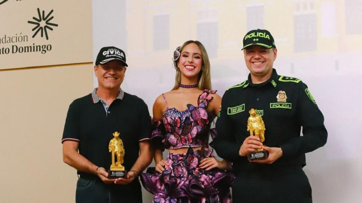 La Reina del Carnaval 44 entrega la condecoración «Joselito Carnaval» a los directivos de la Policía Nacional

 – Primer plano