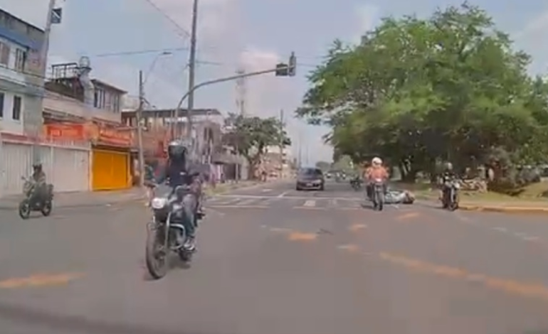Fue accidente de un motociclista que viajaba al sur de Cali: chocó con otro motociclista, atropelló a un peatón y cayó a un tubo

 – Primer plano