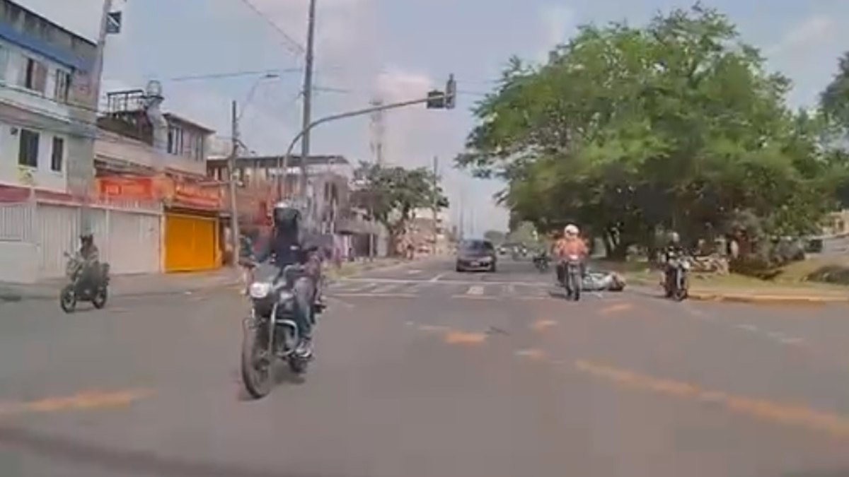Fue accidente de un motociclista que viajaba al sur de Cali: chocó con otro motociclista, atropelló a un peatón y cayó a un tubo

 – Primer plano