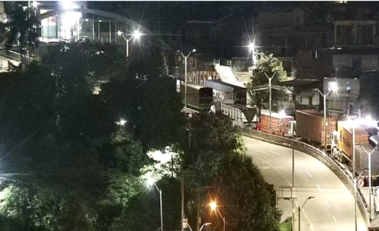 Falla por deslizamiento de tierra provoca cierre parcial de Carretera a Medellín

 – Primer plano