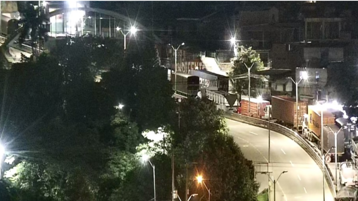 Falla por deslizamiento de tierra provoca cierre parcial de Carretera a Medellín

 – Primer plano