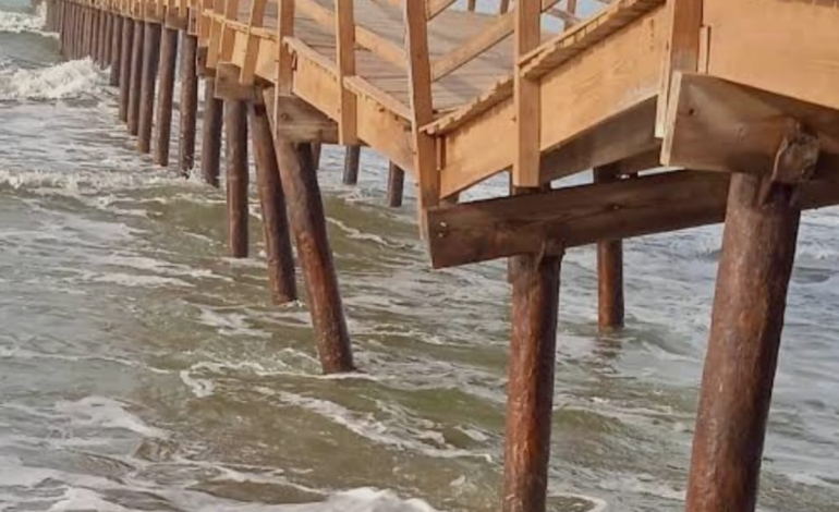 La erosión costera obliga al cierre del muelle turístico de Moñitos en Córdoba

 – Primer plano