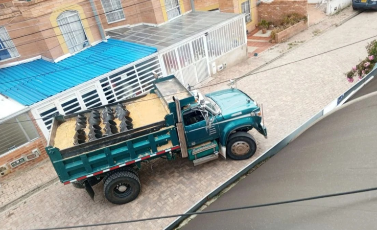 Alarma en Tunja al encontrar camión volquete con plataforma arrojadiza de tatuajes cerca del batallón: ocurre explosión controlada

 – Primer plano