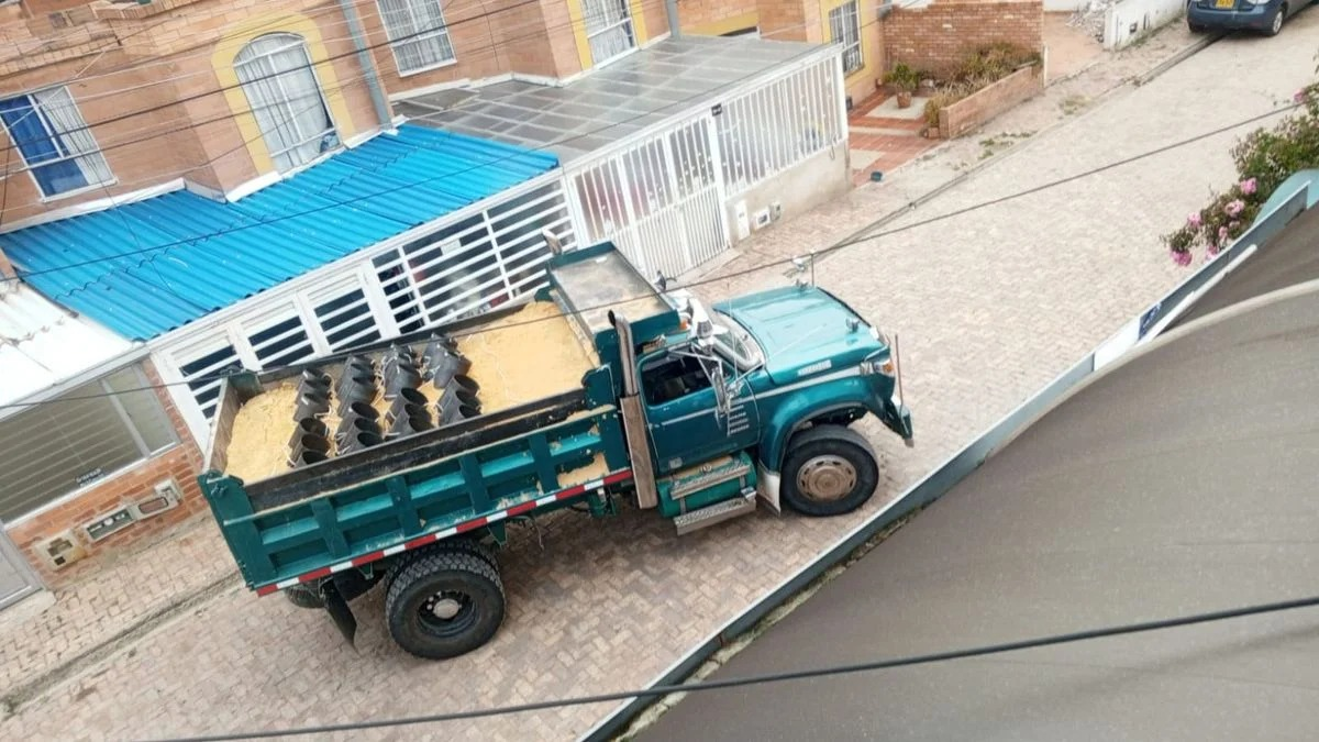 Alarma en Tunja al encontrar camión volquete con plataforma arrojadiza de tatuajes cerca del batallón: ocurre explosión controlada

 – Primer plano