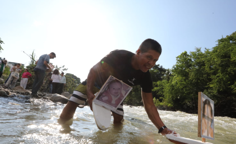 Embarcaciones que conmemoran a los 583 niños que murieron en la avalancha que azotó Armero hace 40 años

 – Primer plano