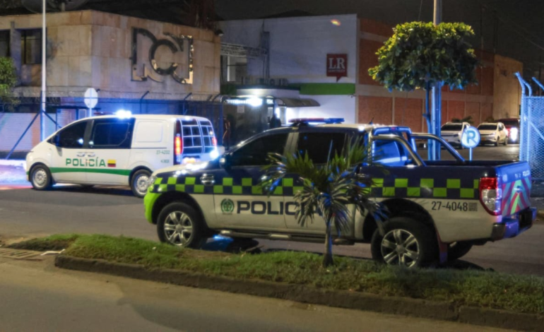 Dispositivo explota frente a edificio en el Distrito Industrial Los Mangos

 – Primer plano