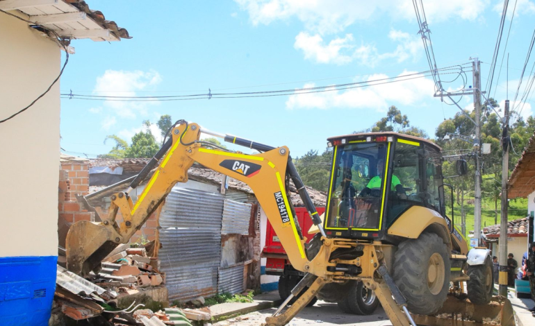 Derribaron tres “casas del vicio” en Abejorral: serán 36 en todo el departamento en 2024-2025

 – Primer plano