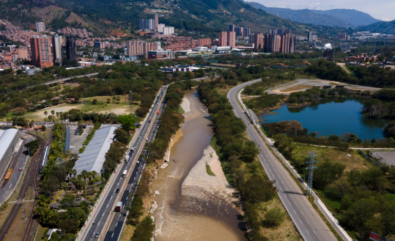 Anuncian inversión millonaria de $663.000 millones para esfuerzos de protección del río y arroyos Medellín

 – Primer plano