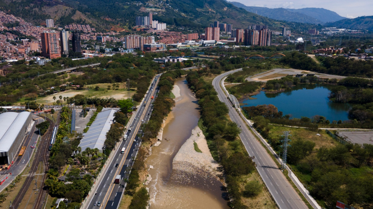 Anuncian inversión millonaria de $663.000 millones para esfuerzos de protección del río y arroyos Medellín

 – Primer plano