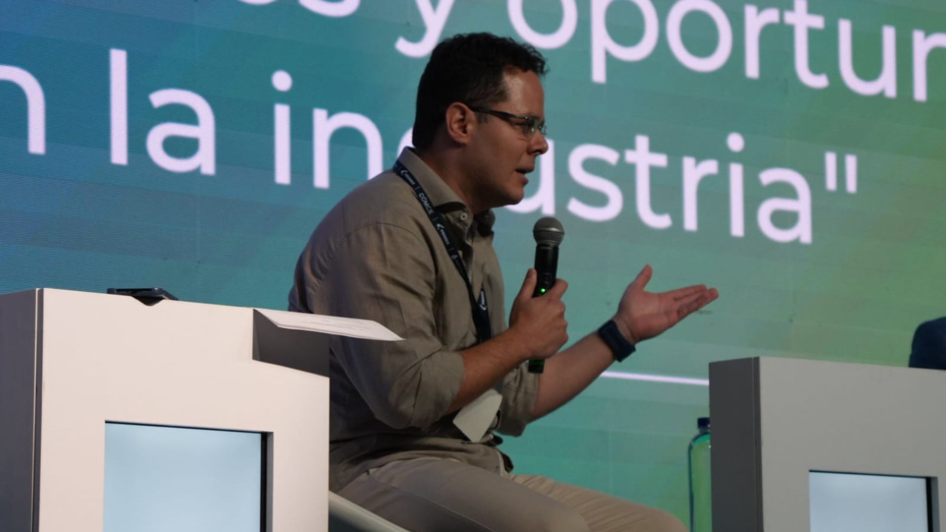 «Sector gasolineras llama a consultas para superar conflicto entre DIAN y Reficar: David Jiménez

 – Primer plano