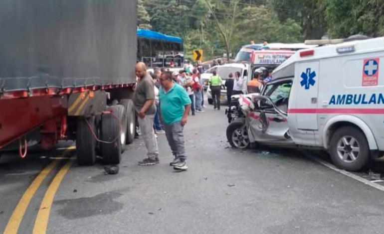 Dos personas heridas en espectacular colisión entre un camión con remolque y una ambulancia en Antioquia

 – Primer plano
