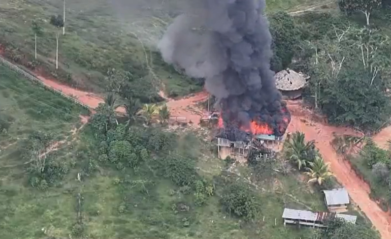 Durante misión humanitaria queman casas campesinas en El Bagre

 – Primer plano