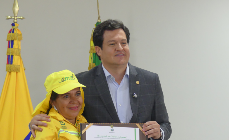 El operador de la Empresa de Limpieza de Bucaramanga dio la cara a la mujer y la defendió de la brutal agresión de su pareja en la vía: reconocen su acto «heroico»

 – Primer plano