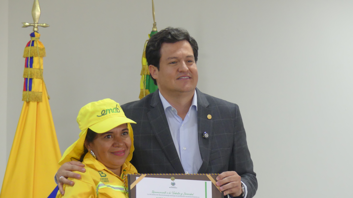 El operador de la Empresa de Limpieza de Bucaramanga dio la cara a la mujer y la defendió de la brutal agresión de su pareja en la vía: reconocen su acto «heroico»

 – Primer plano