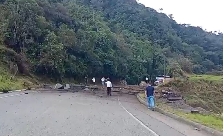 Grupos ilegales volaron la carretera que va de Medellín a la costa atlántica; el camino esta cerrado

 – Primer plano