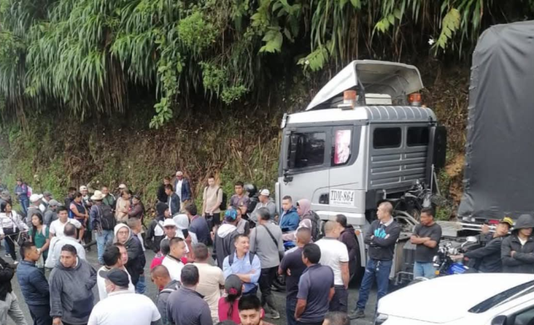 Indígenas awá bloquean la carretera entre Pasto y Tumaco en protesta pacífica ante la amenaza de conflicto armado en sus territorios

 – Primer plano
