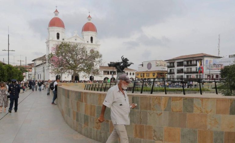 el tribunal ordena al Ministro de Finanzas que proporcione fondos para consultas en el Este

 – Primer plano