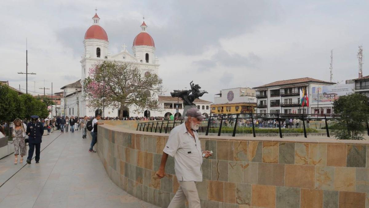 el tribunal ordena al Ministro de Finanzas que proporcione fondos para consultas en el Este

 – Primer plano