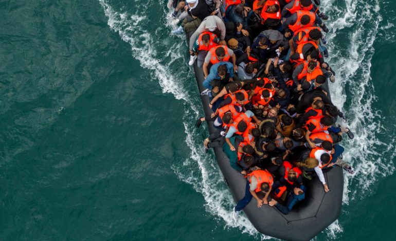 La UE endurece su política migratoria con nuevas normas de retorno y detención prolongada

 – Primer plano