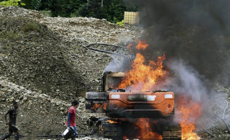 Con la formalización de la minería intentan combatir la guerra por el oro entre grupos criminales en la Serranía de San Lucas, en el sur de Bolívar.

 – Primer plano