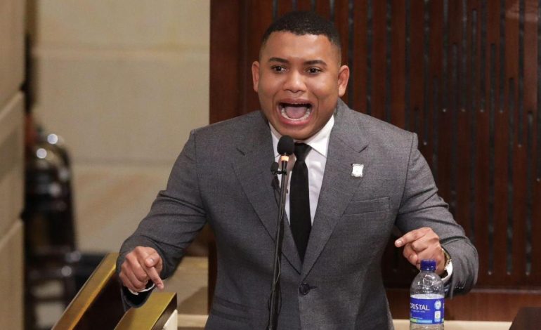 Presentan solicitud ante el CNE para invalidar derechos del congresista cartagenero Miguel Polo Polo por su presunta doble militancia

 – Primer plano