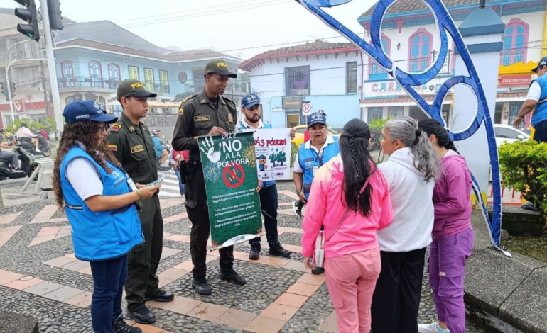 Uniformados recorren municipios como parte de campaña para evitar quemas en el Día de Velitas

 – Primer plano
