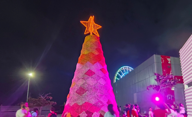 Barranquilla ya puede disfrutar del primer árbol de Navidad tejido a crochet de Colombia, exhibido en el Gran Malecón

 – Primer plano