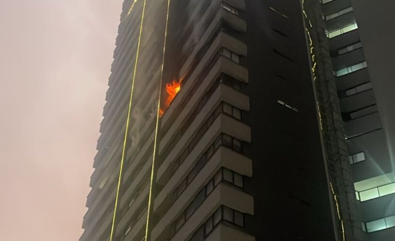 Emergencia por incendio en el piso 14 de un edificio en el sureste de Medellín durante la tradicional noche del Día de las Velitas

 – Primer plano