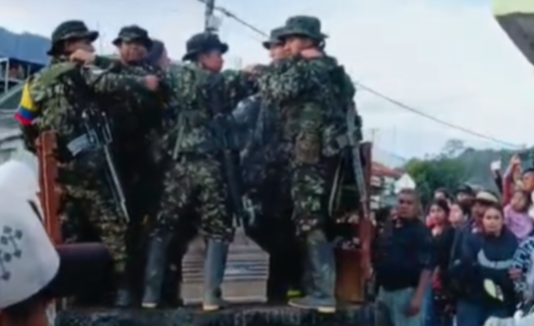 Con pólvora y música despidieron a El Flaco, disidente explosivo que murió en ataque a una comisaría del Huila

 – Primer plano