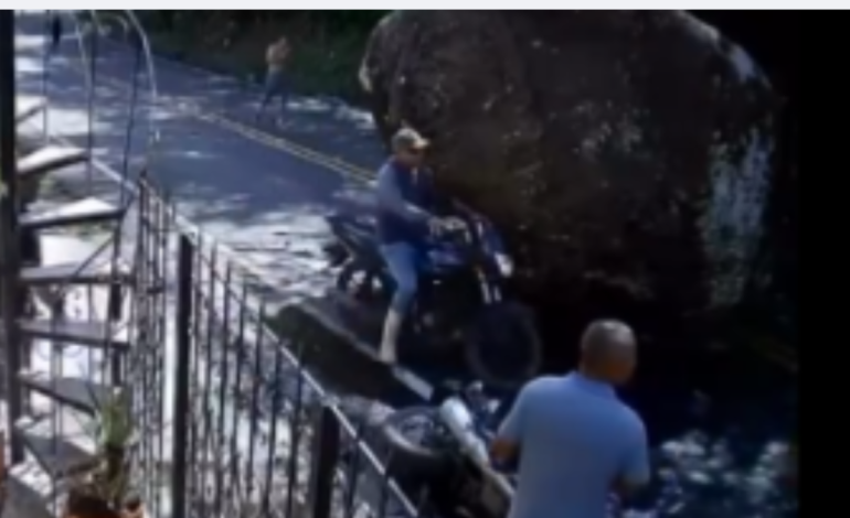 Así recuerdan vecinos de la zona de Antioquia la roca gigante que aplastó parte de la motocicleta; cayó cerca de casas

 – Primer plano