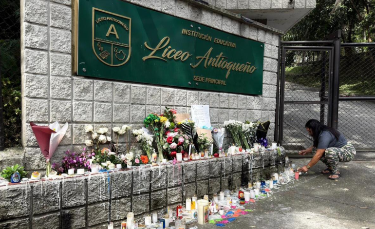 El gobierno y la alcaldía Bello declararon tres días de luto; La comunidad educativa honró a las víctimas a la luz de las velas.

 – Primer plano
