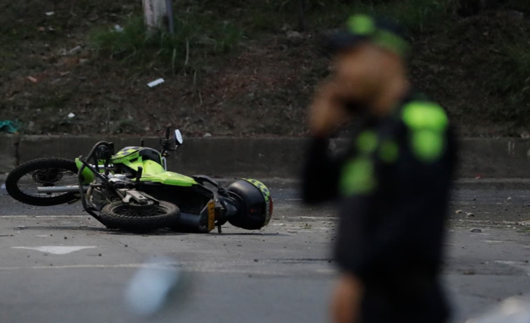 Hasta $400 millones de recompensa para autores del atentado con explosivos que mató a dos policías que patrullaban el sureste de Cali

 – Primer plano